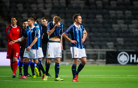 Djurgårdens  Andreas Johansson  (höger) med lagkamrater