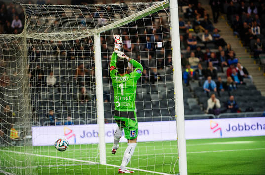 Halmstads målvakt Stojan Lukic  tappar in 3-0