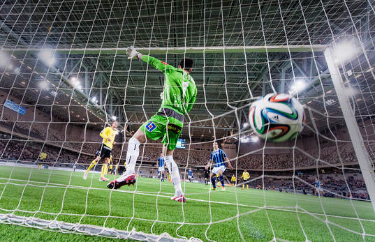 Halmstads målvakt Stojan Lukic  tappar in 3-0