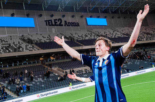 Djurgårdens Emil Bergström jublar med publiken