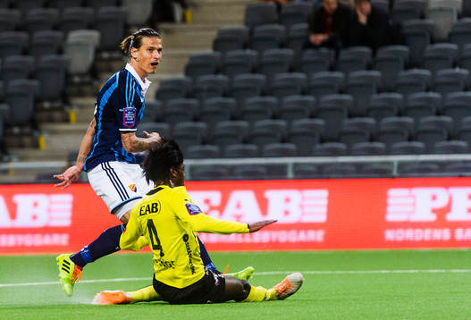 Djurgårdens Aleksandar Prijovic stoppas av Halmstads