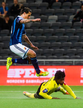 Djurgårdens Aleksandar Prijovic stoppas av Halmstads