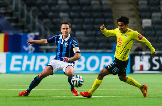 Djurgårdens  Andreas Johansson  och Halmstads Antonio Rojas
