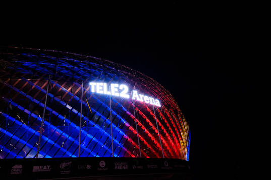 Tele2 arena i Djurgårdens färger