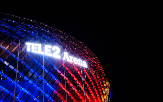 Tele2 arena i Djurgårdens färger