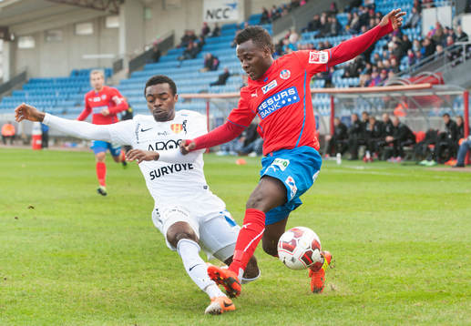 Helsingborgs David Accam tacklas av Dennis Önal i matchen