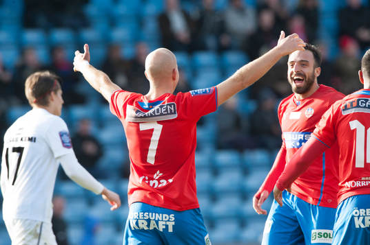 Helsingborgs Mattias Lindström har gjort 3-1 och tackar