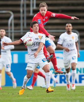 Helsingborgs Arnor Smarason når högst i matchen i Svenska