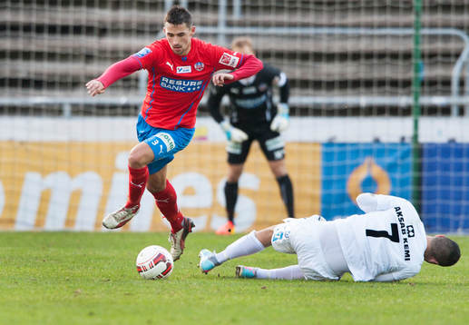 Helsingborgs Loret Sadiku flyger förbi Syrianskas Robert