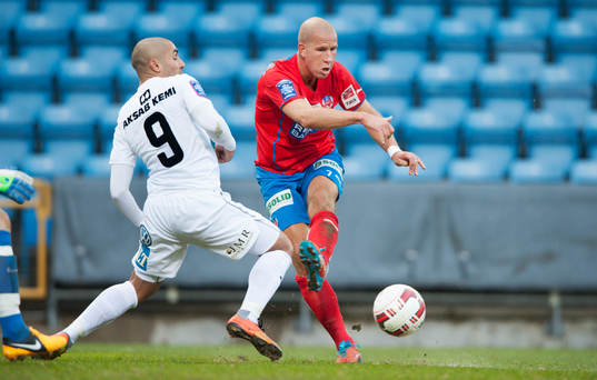 Helsingborgs Mattias Lindström lurar Syrianskas Saman