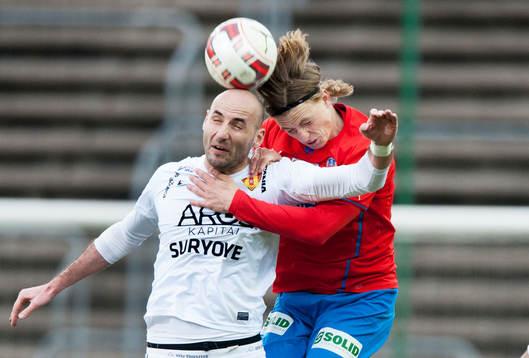 Helsingborgs Carl Johansson och Syrianskas Dinko Felic i