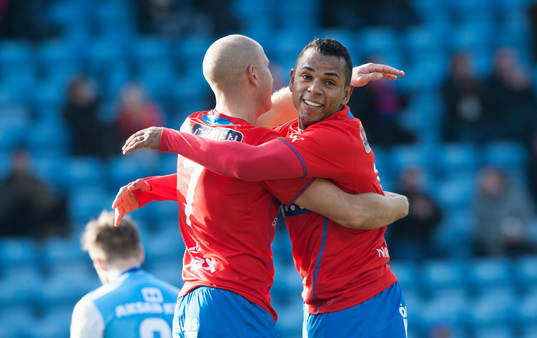 Helsingborgs Mattias Lindström har gjort 3-1 och grattas