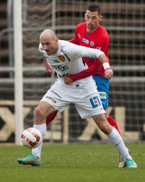 Helsingborgs Loret Sadiku greppar Syrianskas Dinko Felic i
