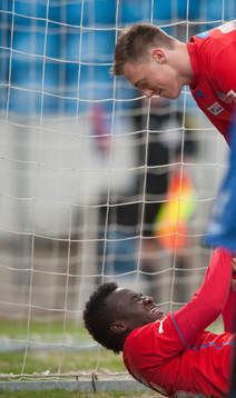 Helsingborgs Anton Kinnander och David Accam i matchen i