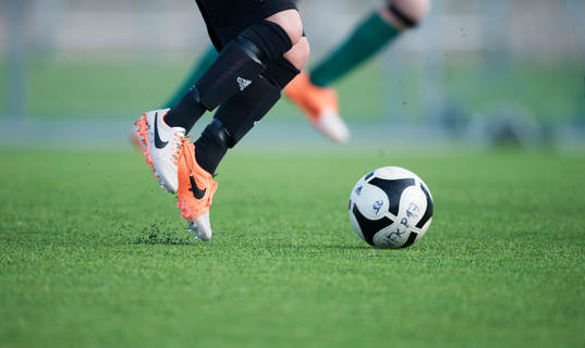 Fot, boll, konstgräs, fotbollsskor (Nike) i DM-matchen i