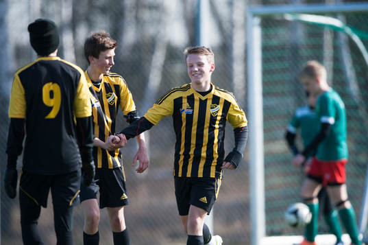 IFK Hässleholms Amel Crnalic grattas till ett mål i