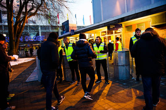 Besökare på väg in till Hovet innan ishockeymatchen i