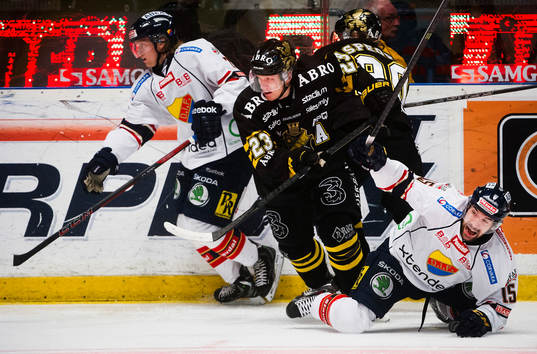 s Jonas Liwing  och Djurgårdens  Steve Saviano  kolliderar
