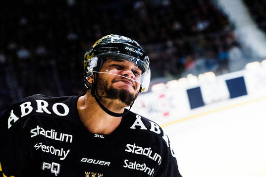 s Akim Aliu  får gå av isen skadad