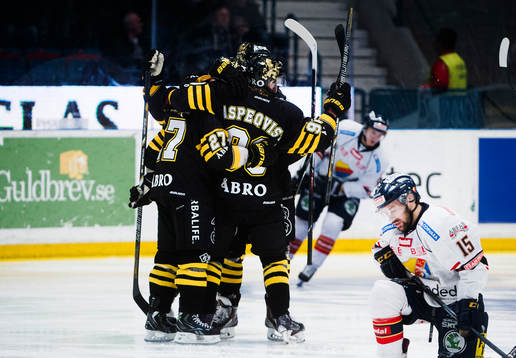 s spelare jublar och Djurgårdens  Steve Saviano  deppar i