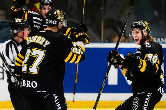 s Jordan Hendry  (vänster) gör 1-0 och jublar med