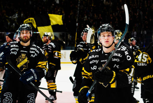 s Esa Pirnes  (höger) jublar och tackar publiken