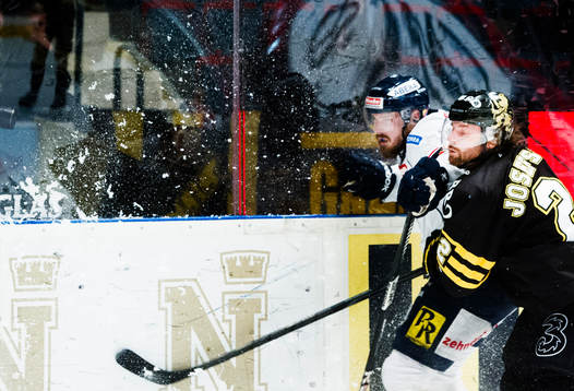 s Daniel Josefsson tacklar Djurgårdens  Mikael Ahlén