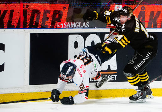 s Mark Hurtubise  tacklar Djurgårdens  Markus Ljungh