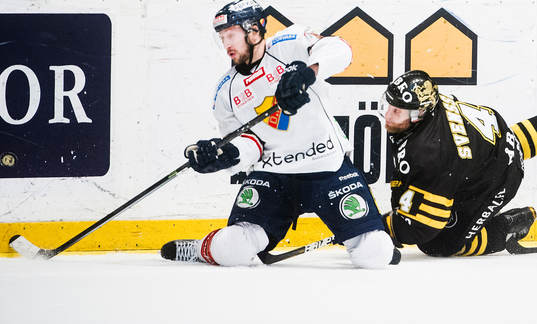 s Fredrik Svensson försöker få fatt på pucken