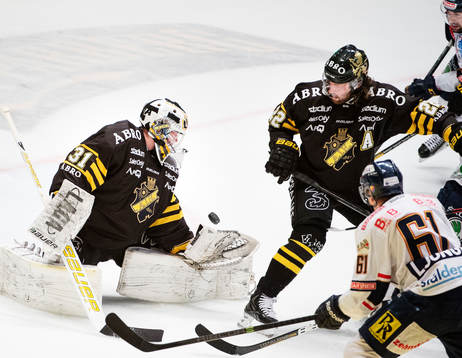 s målvakt Daniel Larsson räddar ett skott