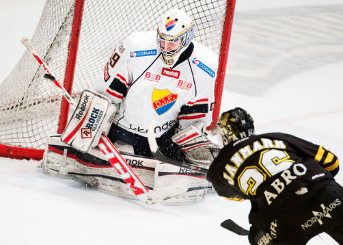 Djurgårdens målvakt Adam Reideborn ser ett skott från