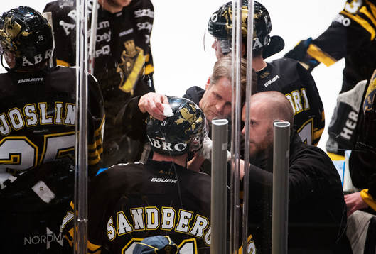 s Christian Sandberg får vård av läkare