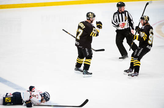 s Jordan Hendry och Christopher Aspeqvist jublar
