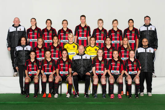 Spelare i damfotbollslaget Brommapojkarna