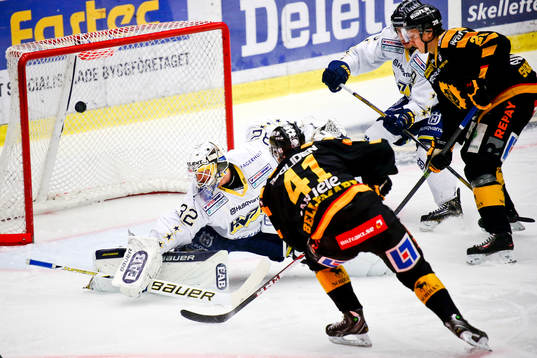 Skellefteås Pierre Eduoard Bellemare gör 1-0 målet på