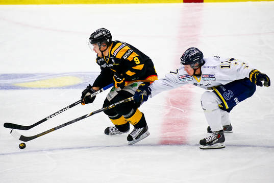 Skellefteås Viktor Arvidsson åker ifrån Hv71s Toni Rajala