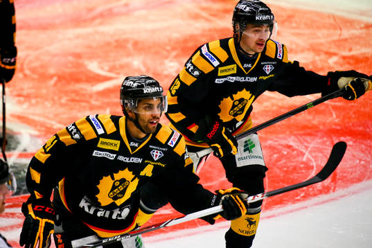 Skellefteås Pierre Eduoard Bellemare gör 1-0 och jublar