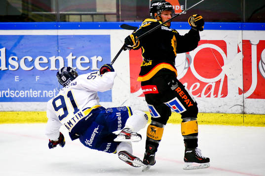 Skellefteås Martin Lundberg tacklar Hv71s Andreas Jämtin