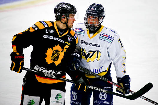 Skellefteås Jimmie Ericsson är arg på Hv71s Kevin Fiala