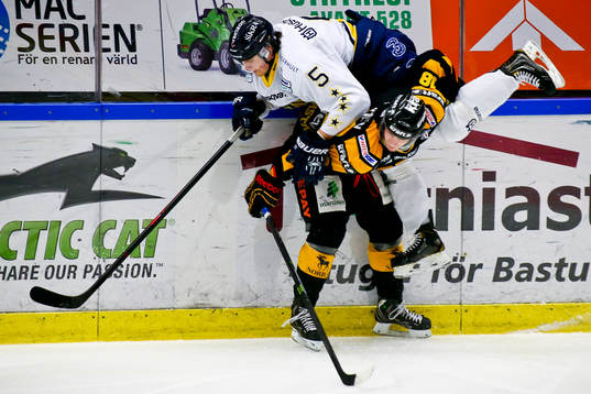 Skellefteås Pontus Petterström tacklar Hv71s Axel Eidstedt