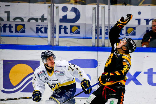 Skellefteås Oskar Sundqvist plockar ner pucken framför