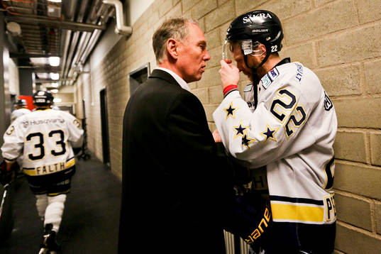 Hv71s tränare Torgny Bendelin pratar med lagkaptenen David