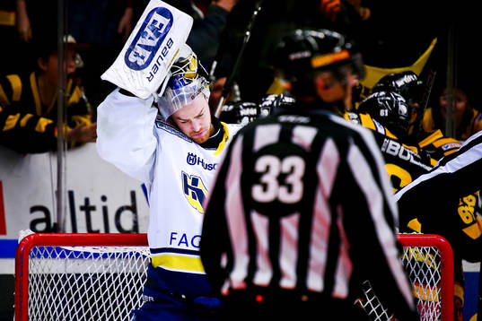 Hv71s målvakt Gustaf Wesslau deppar