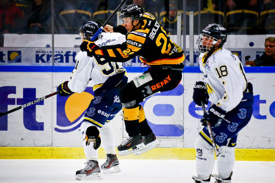 Skellefteås Oskar Sundqvist får en tackling av Hv71s