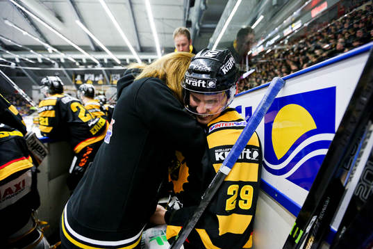 Skellefteås Oskar Sundqvist skadade axeln