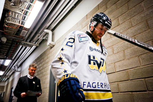Hv71s lagkapten David Petrasek deppar