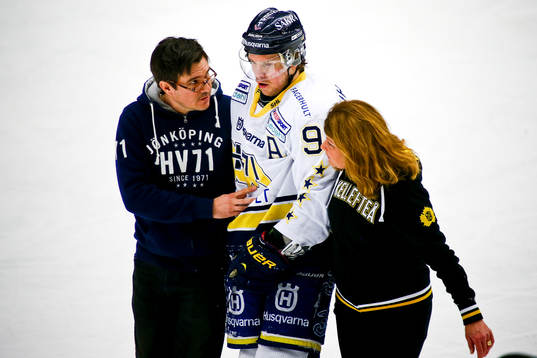 HV71s Andreas Jämtin fick en ful tackling från