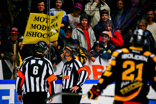 Domaren Patrik SJöberg skrattar åt ett tifo där det
