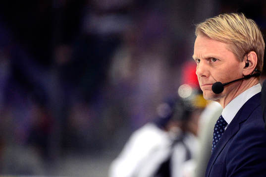 TV4s ishockeyexpert Niklas Wikegård blickar ut över isen