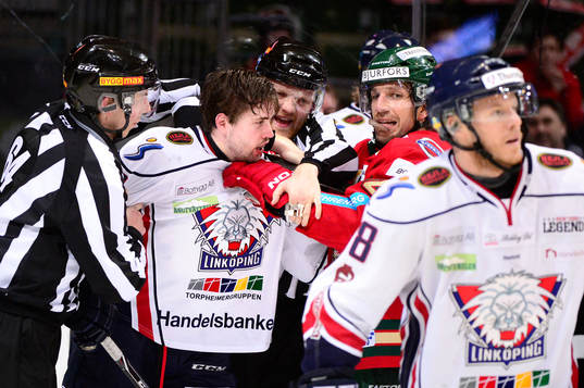 Frölundas Joel Lundqvist bråkar med Linköpings Albin